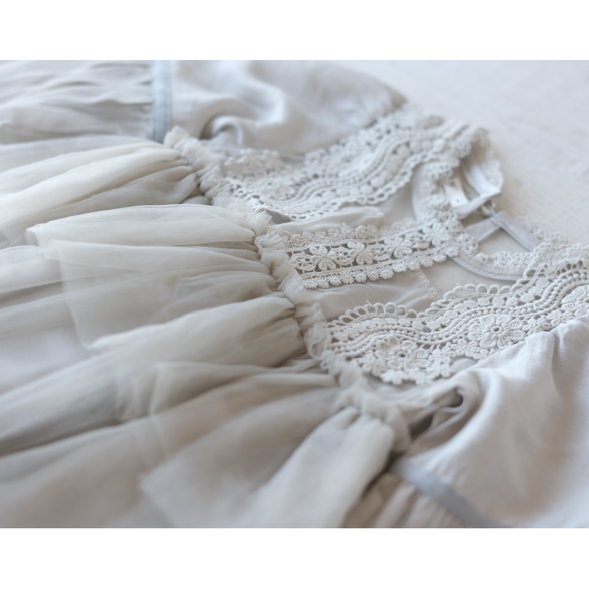 グレーのドレス