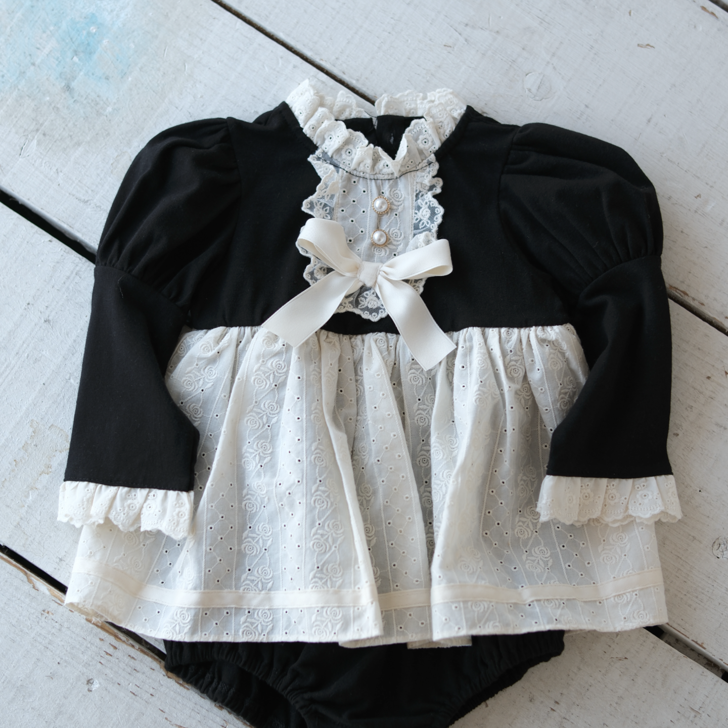 黒に白のレースが付いたドレス