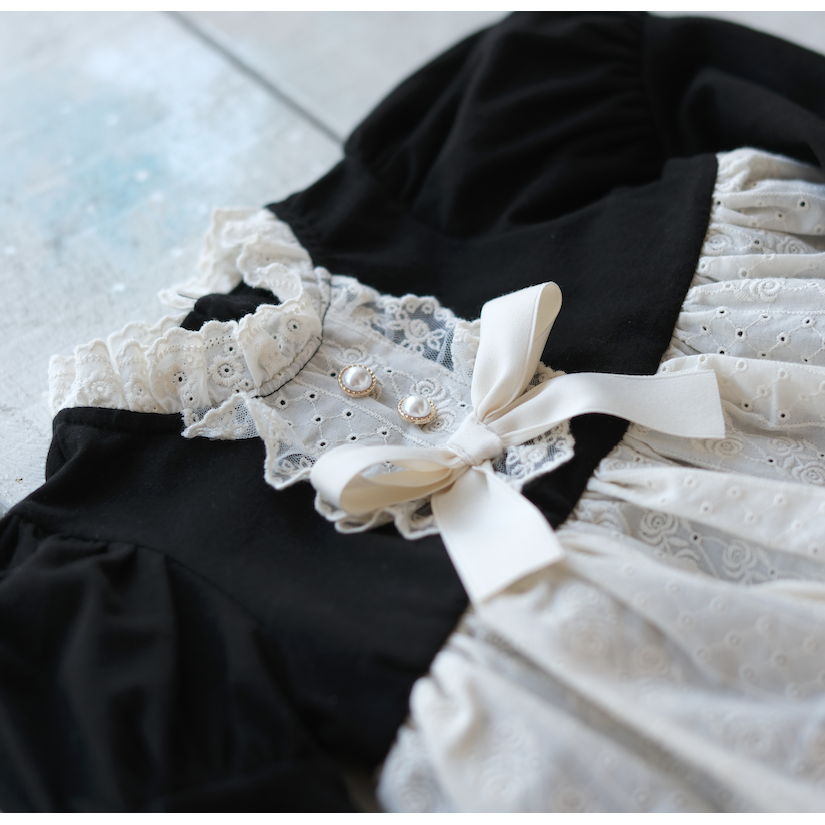 黒に白のレースが付いたドレス